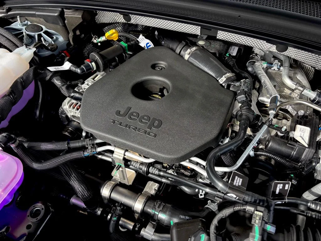 New 2027 Bright White Clearcoat Jeep Laredo Altitude image 28