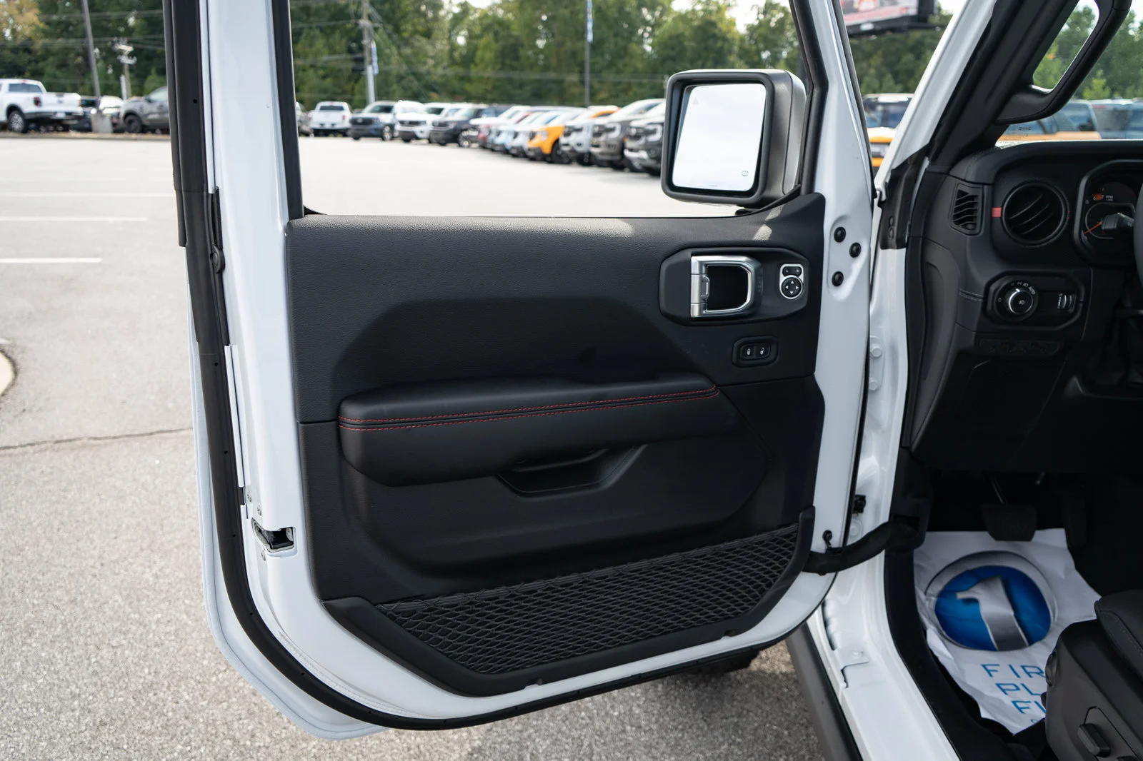 New 2027 Bright White Clear-Coat Paint Jeep Rubicon X image 32