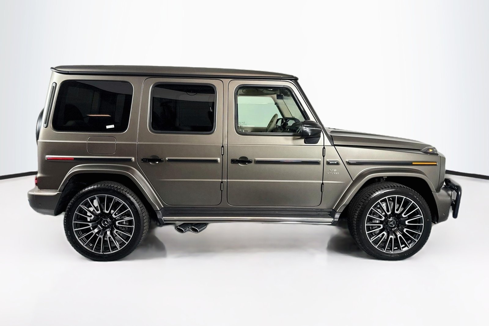 New 2027 MANUFAKTUR Monza Grey Magno Mercedes-Benz AMG® G 63 image 4