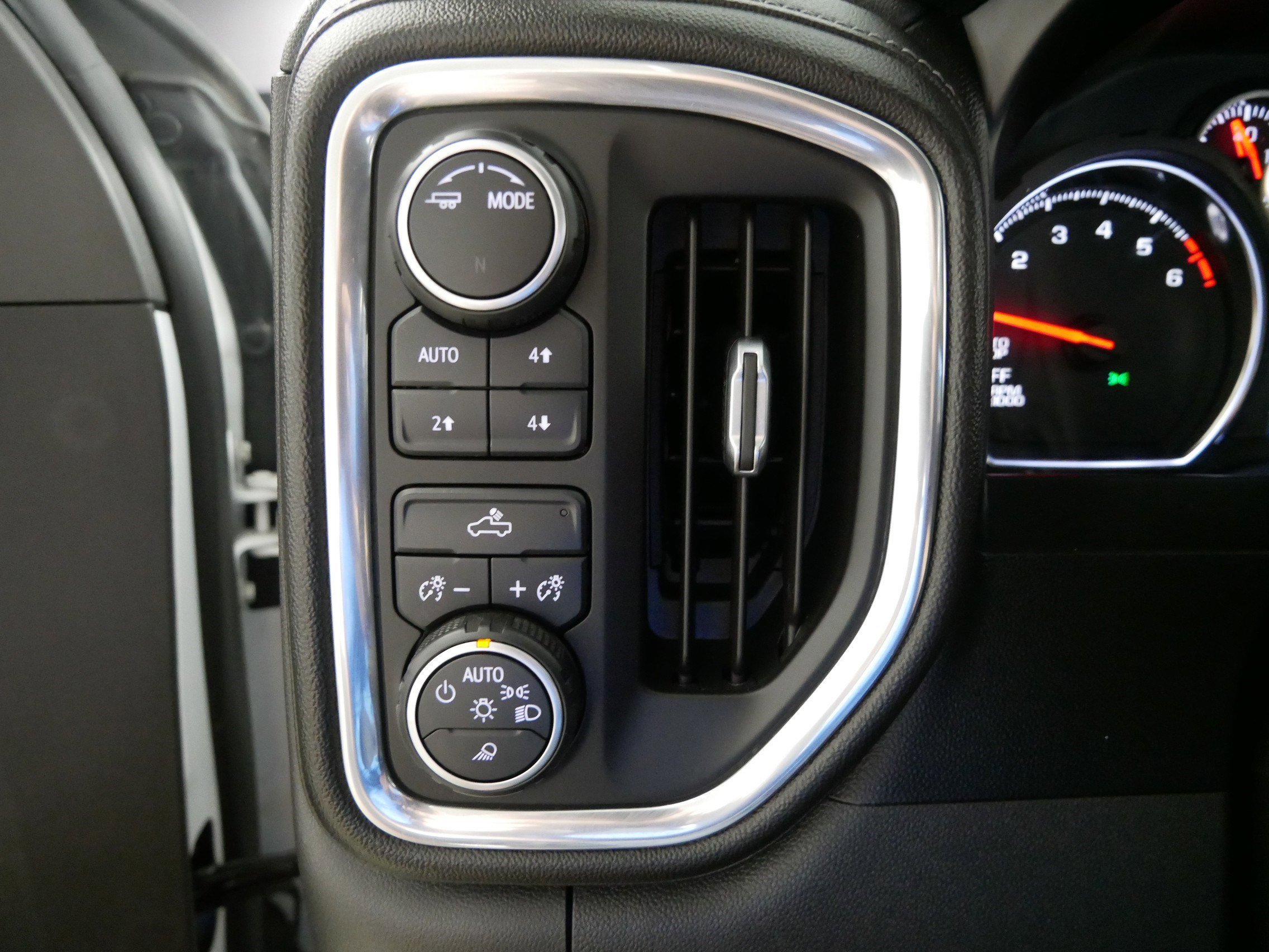 Used 2020 SUMMIT WHITE Chevrolet LT image 26