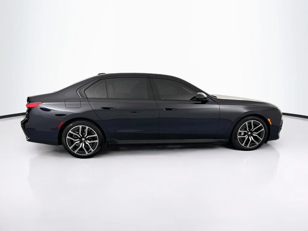 Used 2023 Black BMW xDrive60 image 4