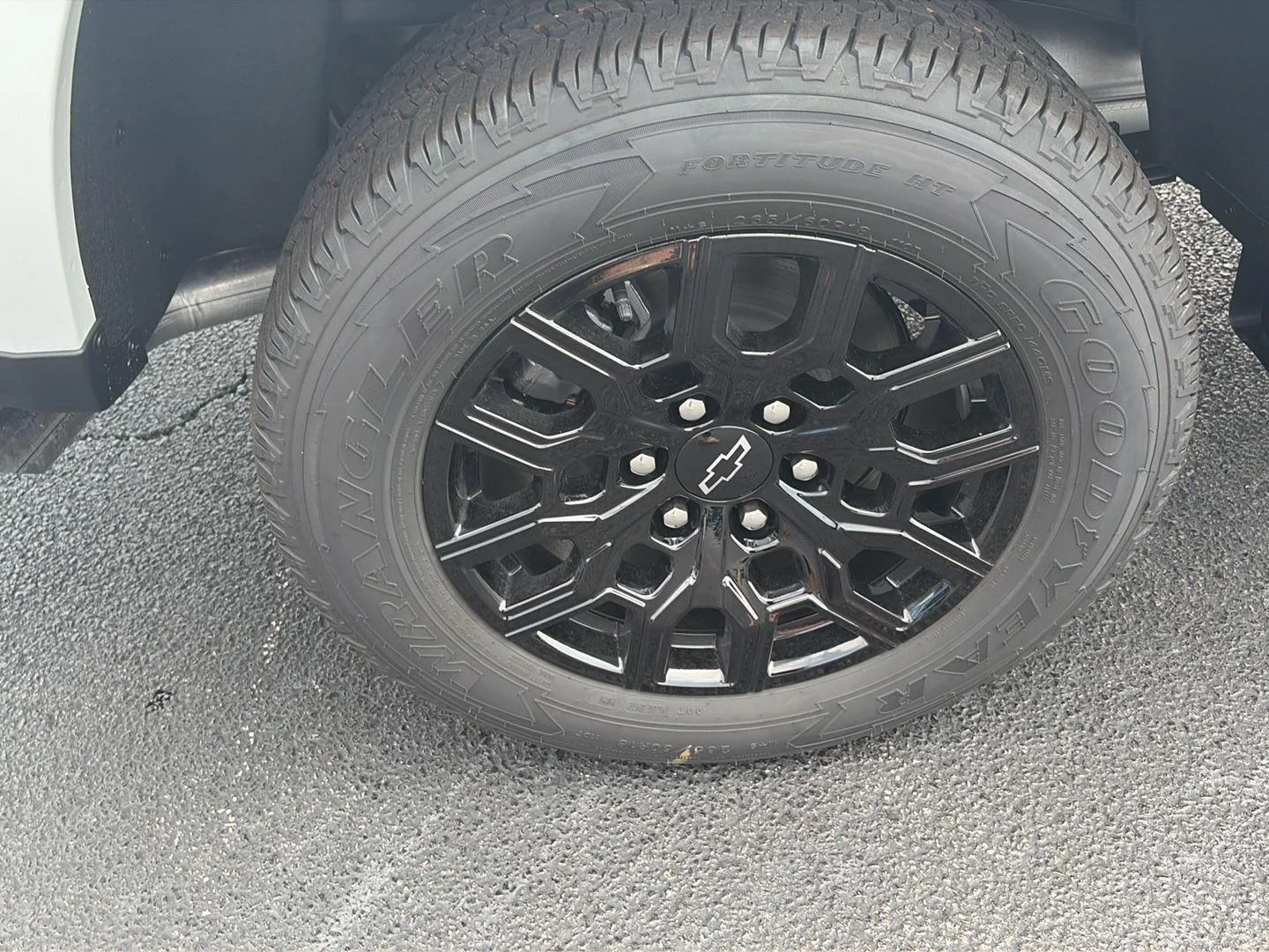 New 2026 Summit White Chevrolet WT image 34