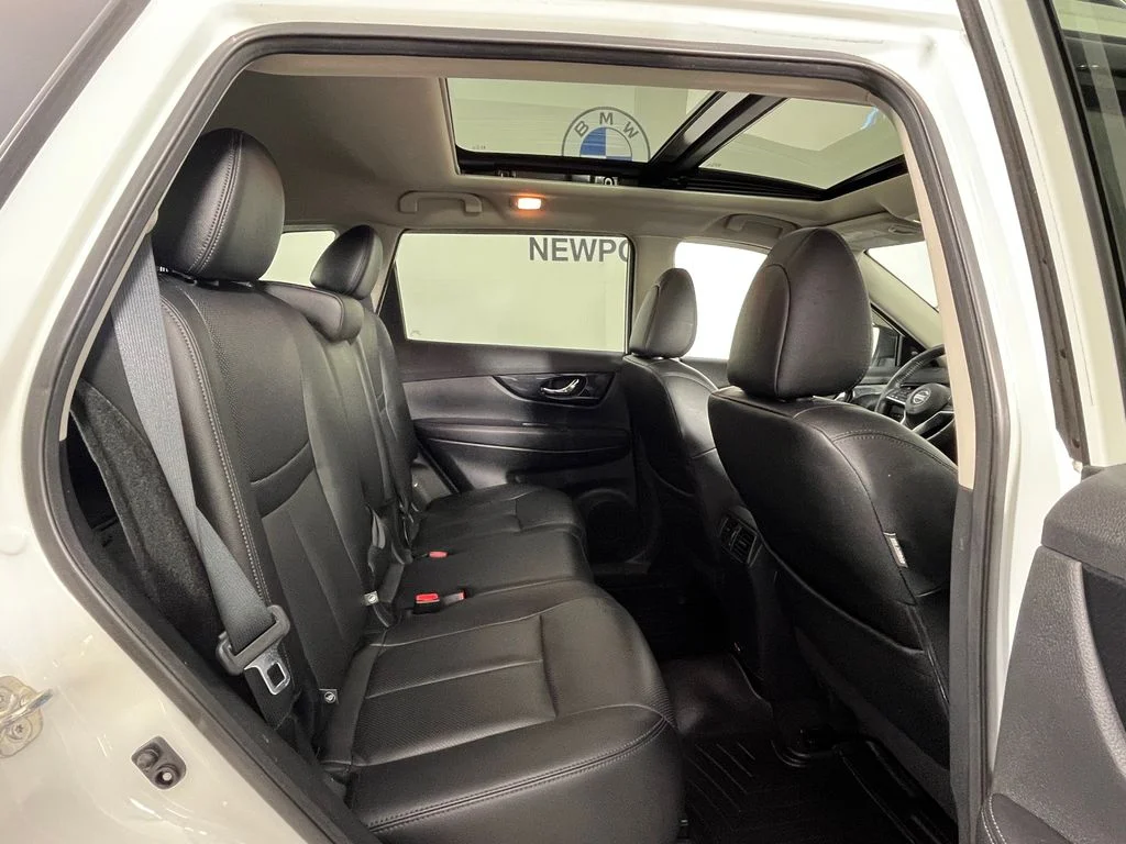 Used 2020 White Nissan SL image 23
