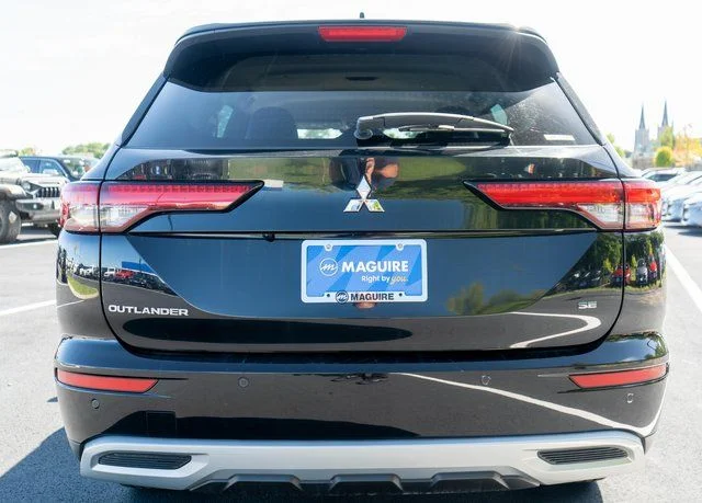 Used 2022 Black Mitsubishi  image 7