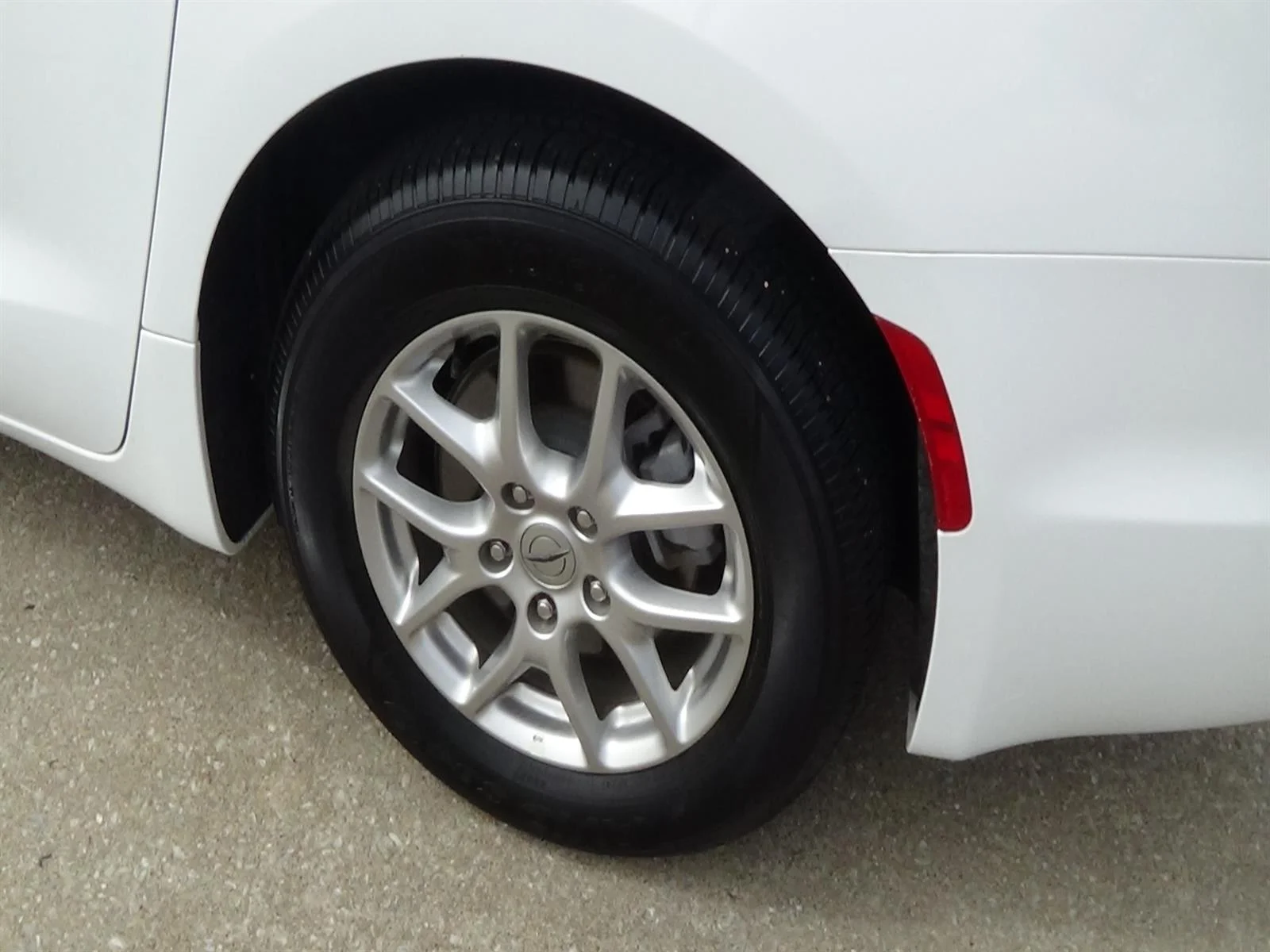 Used 2025 Bright White Clear Coat Chrysler Select image 9