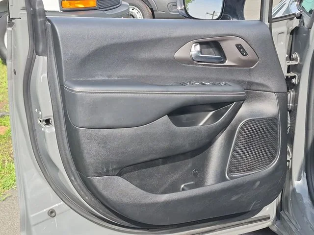 Used 2025 White Chrysler Select image 19