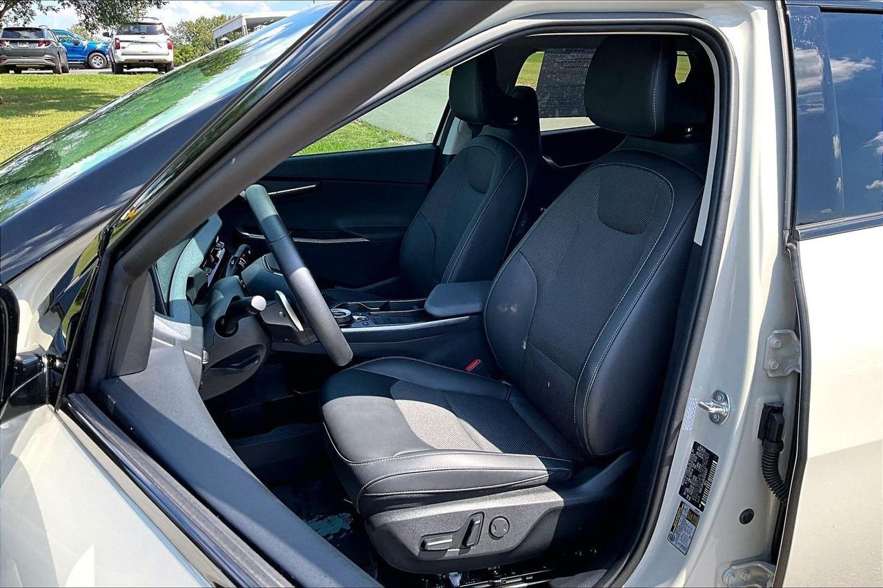 Used 2024 Glacier Kia Light Long Range image 23
