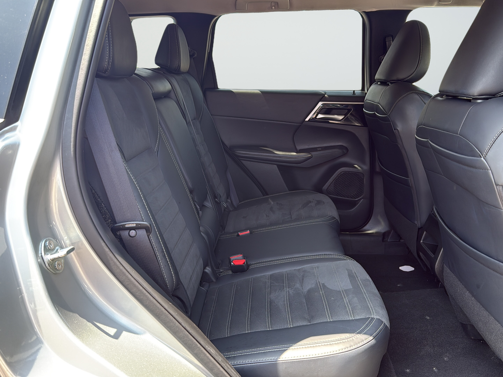 Used 2024 Silver Mitsubishi SE image 14