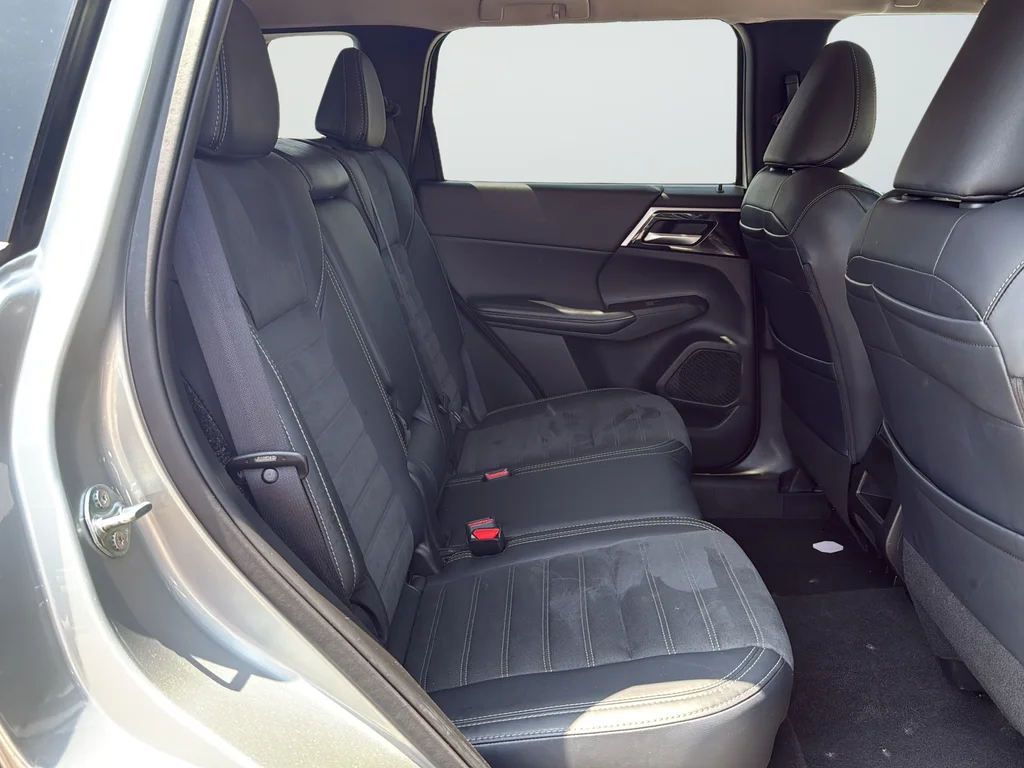 Used 2024 Silver Mitsubishi SE image 14