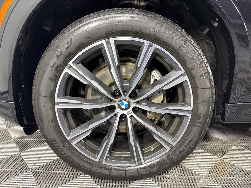 Used 2024 Black BMW xDrive40i image 9