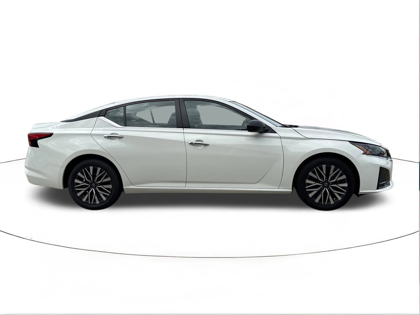 Used 2025 Glacier White Nissan SV image 2