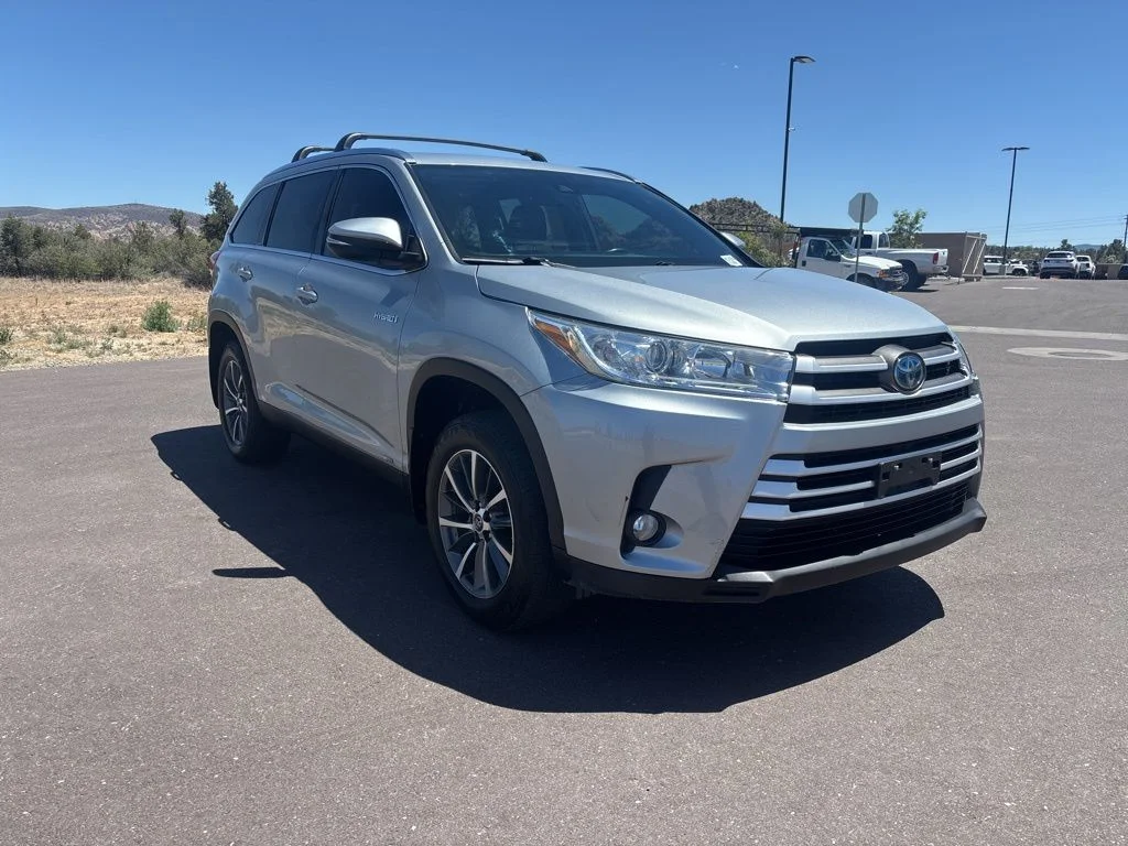 Used 2019 Silver Toyota XLE image 2