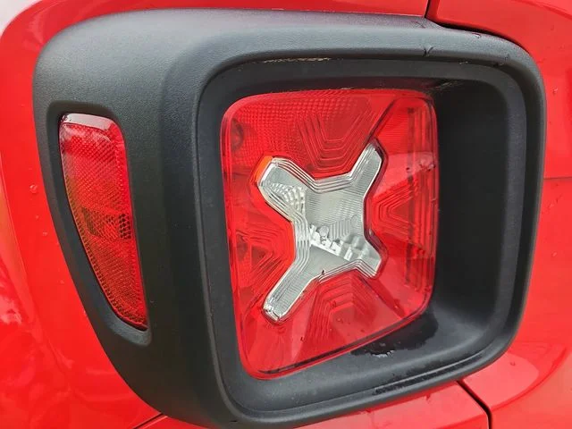 Used 2019 Red Jeep Latitude image 32