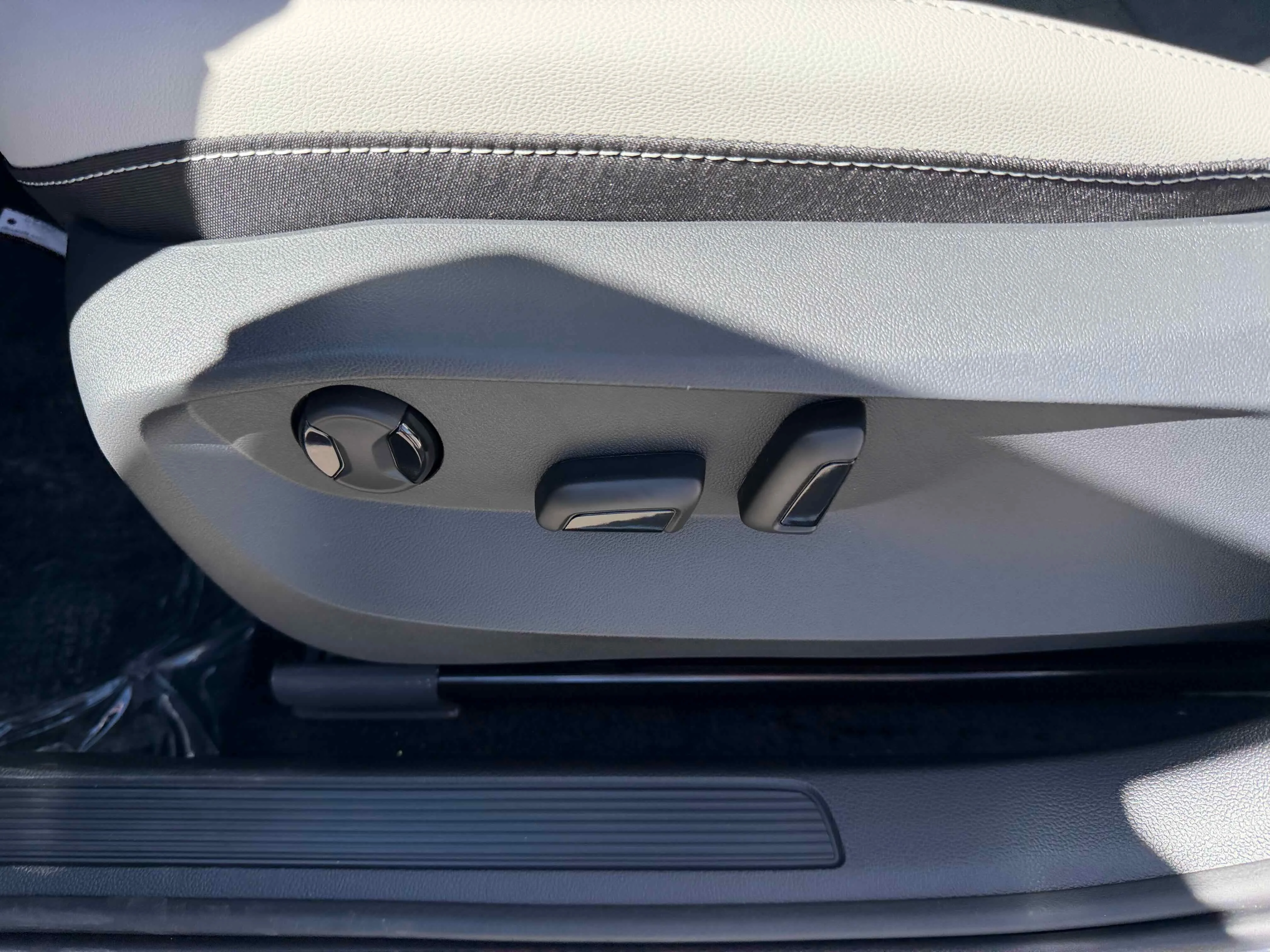 New 2026 Pure White Volkswagen SE image 14