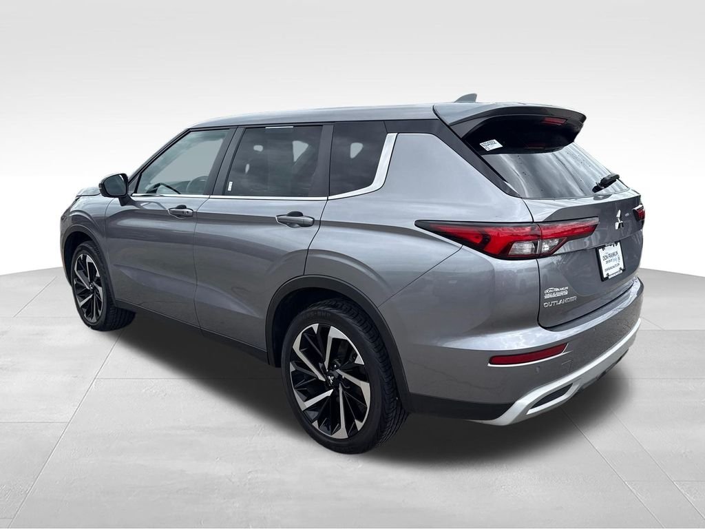Used 2022 Gray Mitsubishi SE image 3