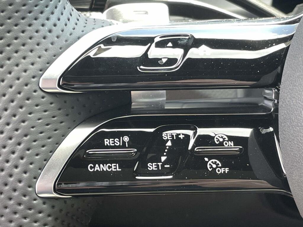 New 2026 2040/Black Mercedes-Benz GLC 300 image 34