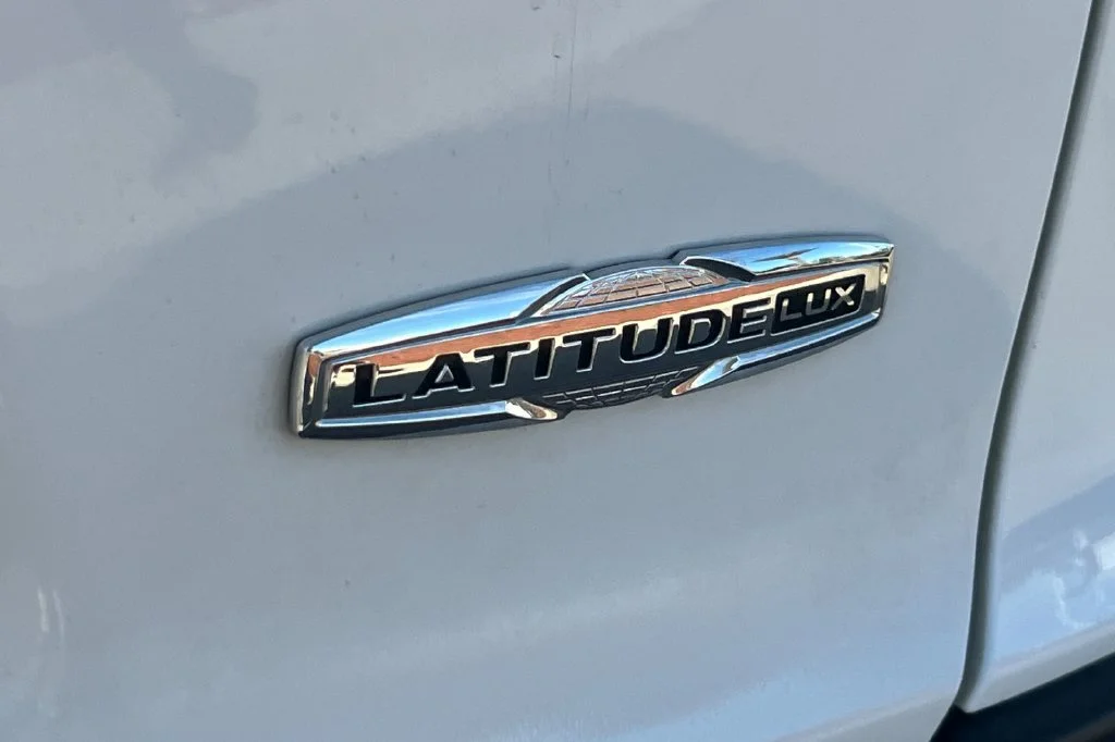 Used 2022 White Jeep Latitude Lux image 30