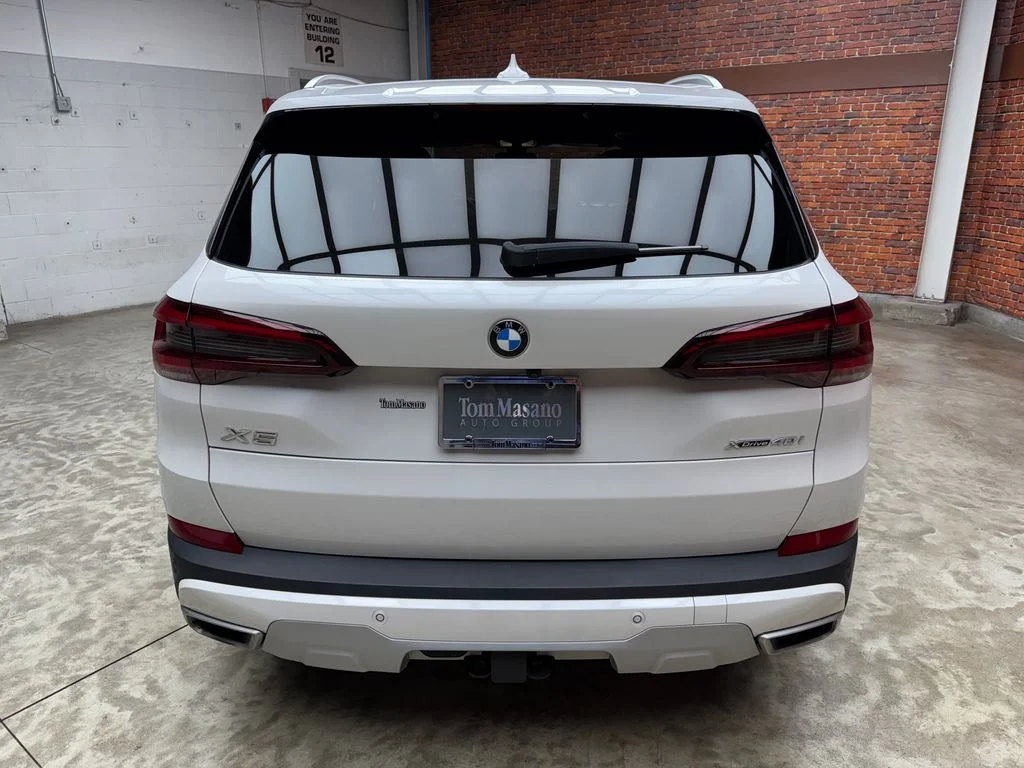 Used 2022 White BMW xDrive40i image 4