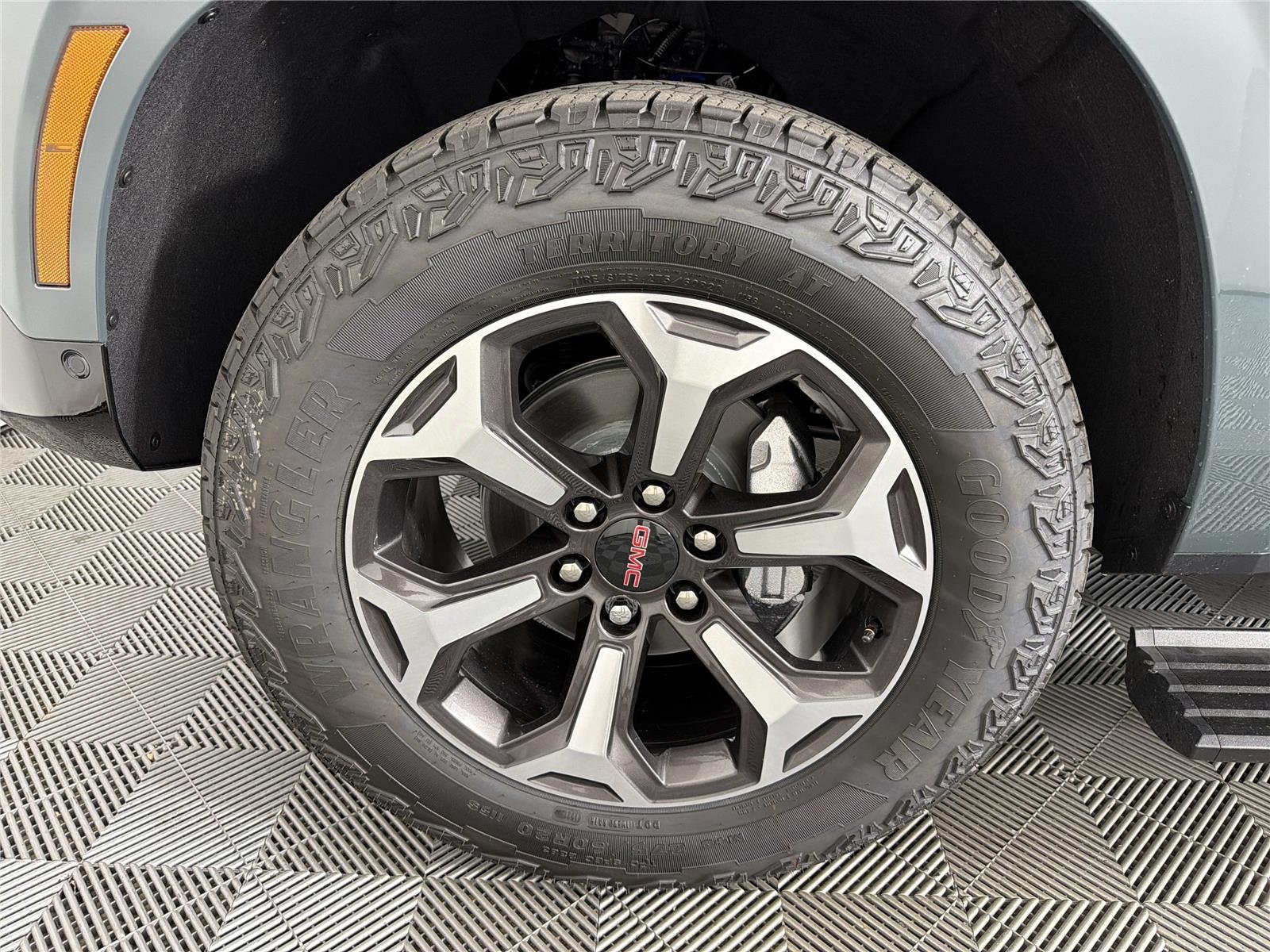 2026 GMC Yukon AT4 Ultimate - Photo 9