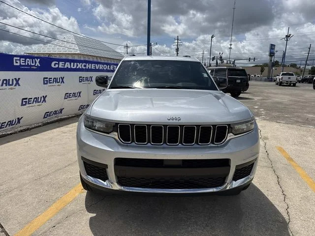 Used 2024 Silver Jeep Laredo image 4