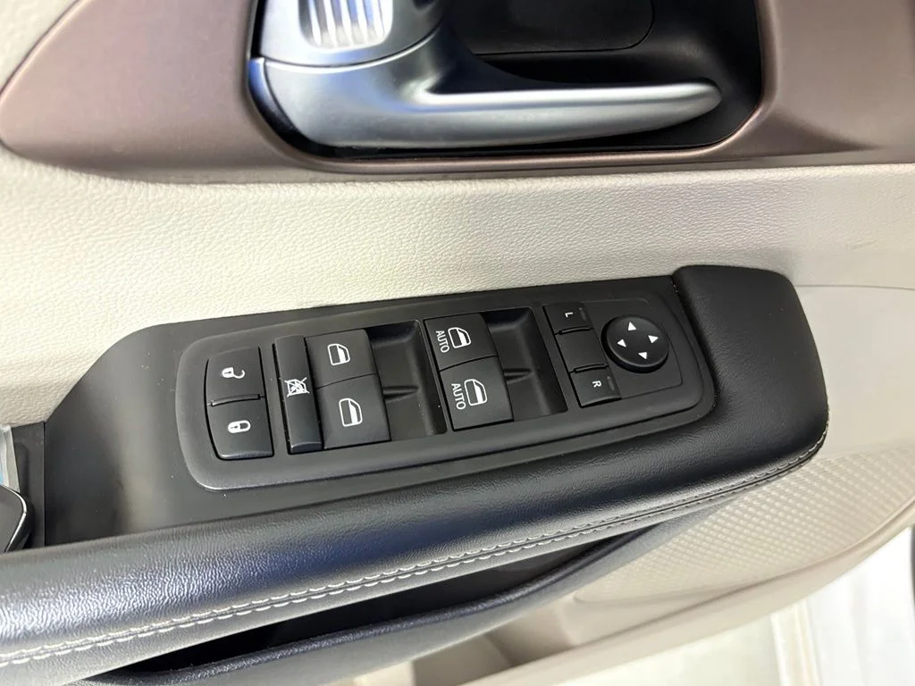 Used 2023 White Chrysler LX image 18