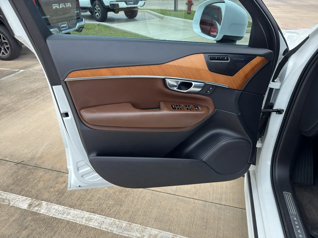 Used 2020 Crystal White Metallic Volvo Inscription image 10