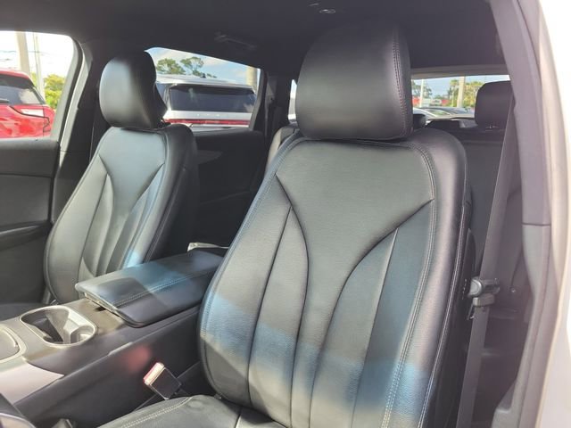 Used 2016 White Lincoln Premiere image 18