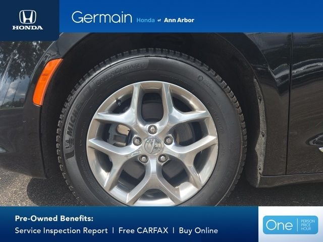 Used 2019 Brilliant Black Crystal Pearlcoat Chrysler Limited image 3