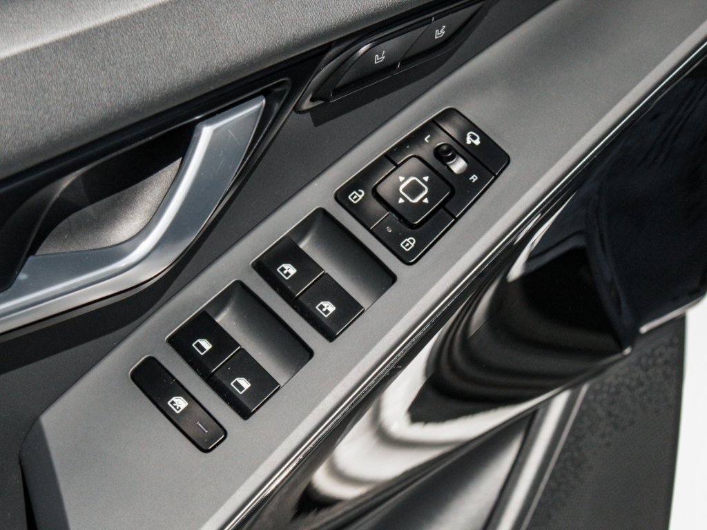 Used 2023 Snow White Pearl Kia Wave image 9