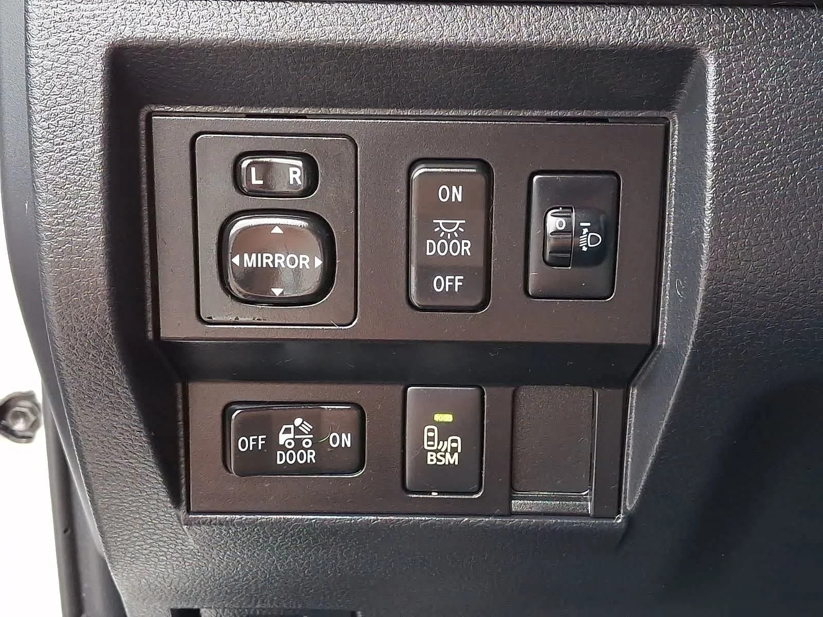 Used 2017 Super White Toyota SR5 image 30