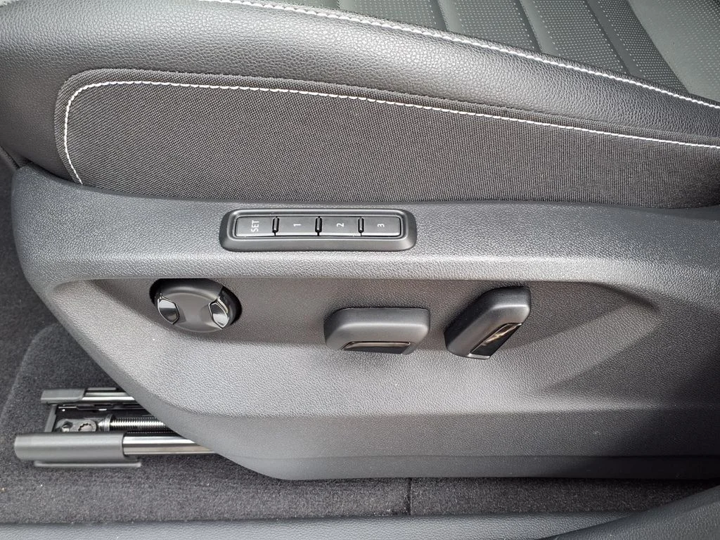New 2026 Silver Mist Metallic Volkswagen 2.0T SEL image 9