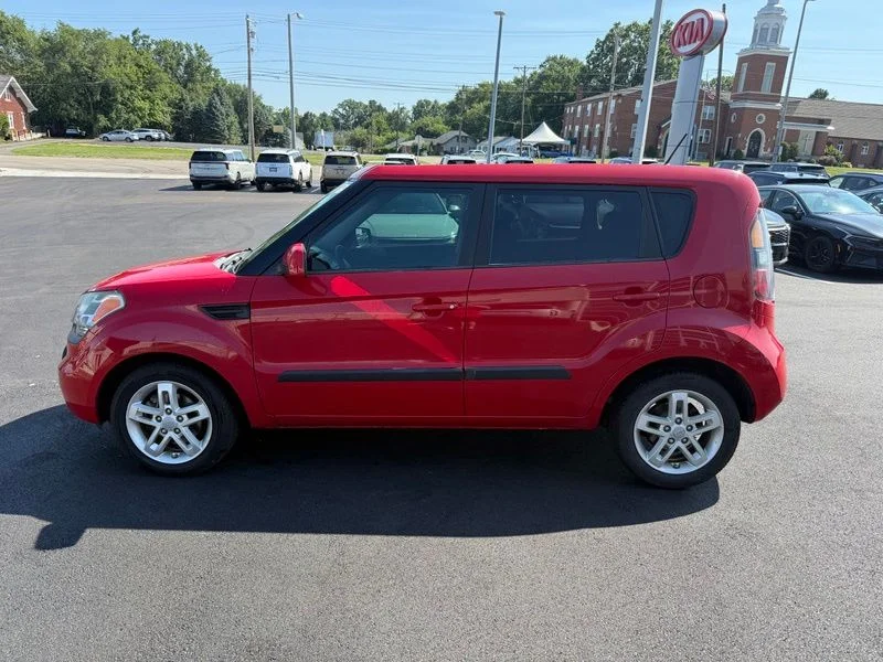 Used 2011 Red Kia Plus image 5