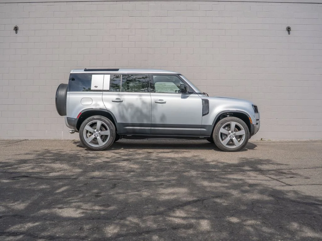 Used 2024  Land Rover SE image 8