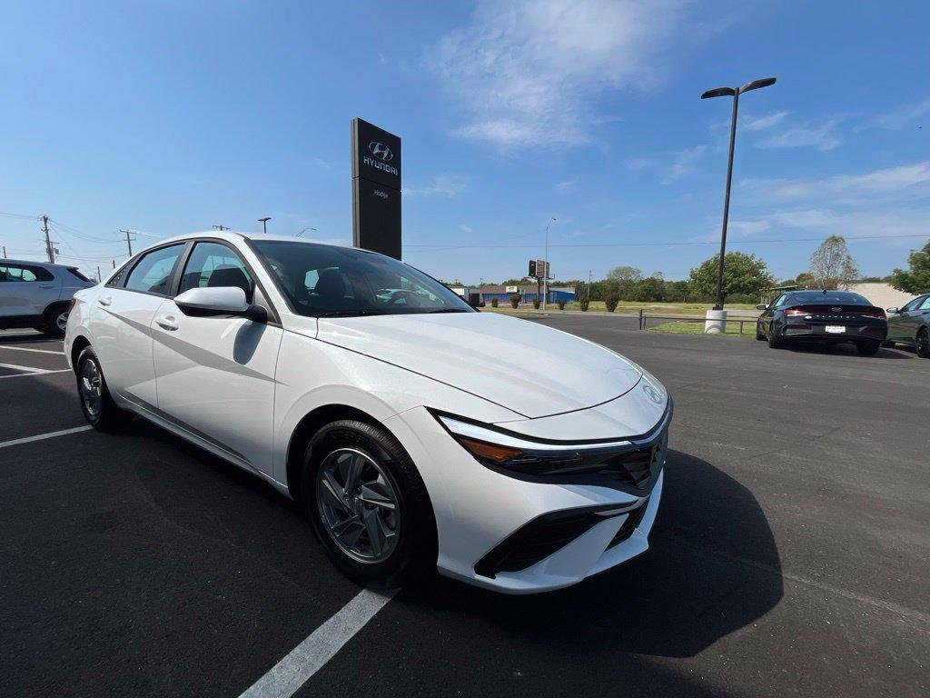New 2026 White Hyundai SE image 4