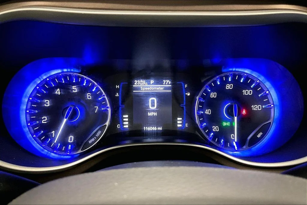 Used 2018 Red Chrysler Touring L image 13