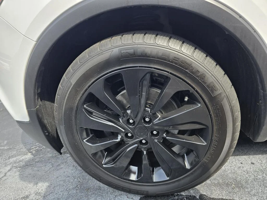 Used 2020 Summit White Buick Essence image 16