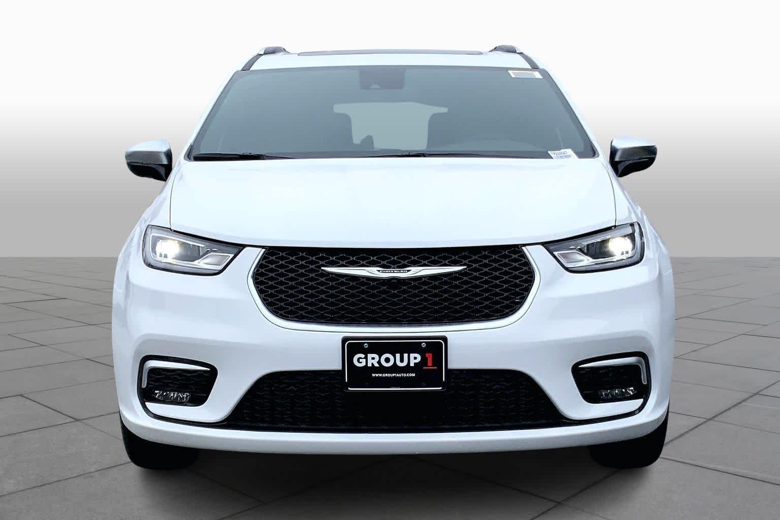 New 2026 Bright White Clear-Coat Exterior Paint Chrysler Pinnacle image 3