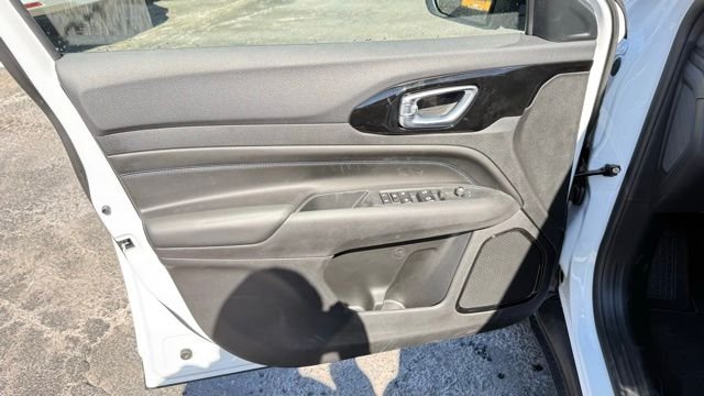 New 2026 Bright White Clearcoat Jeep Latitude image 12