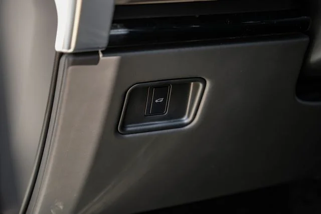 New 2026 Fuji White Land Rover SE image 34