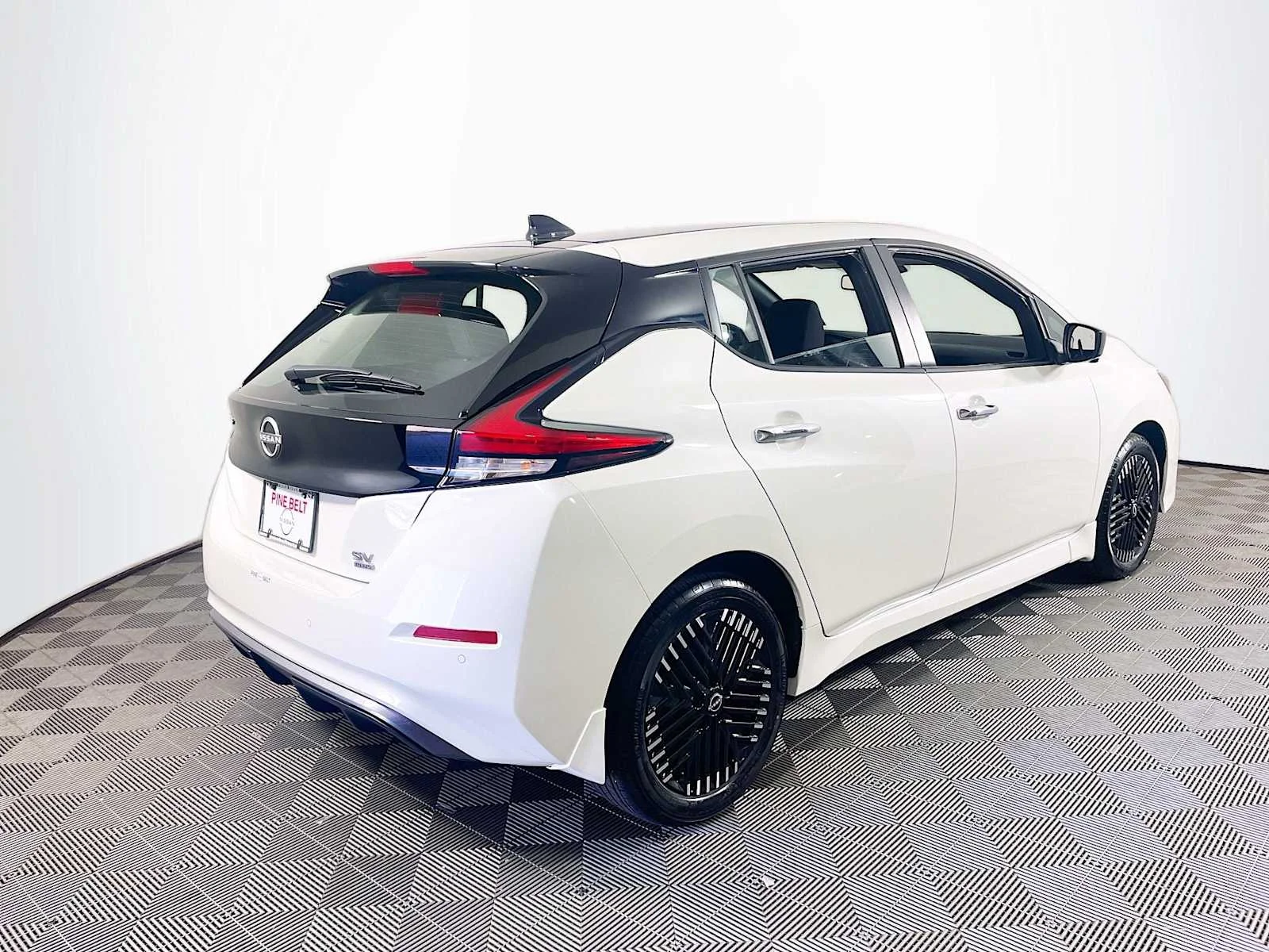 Used 2025 Super Black/Pearl White Nissan SV PLUS image 4
