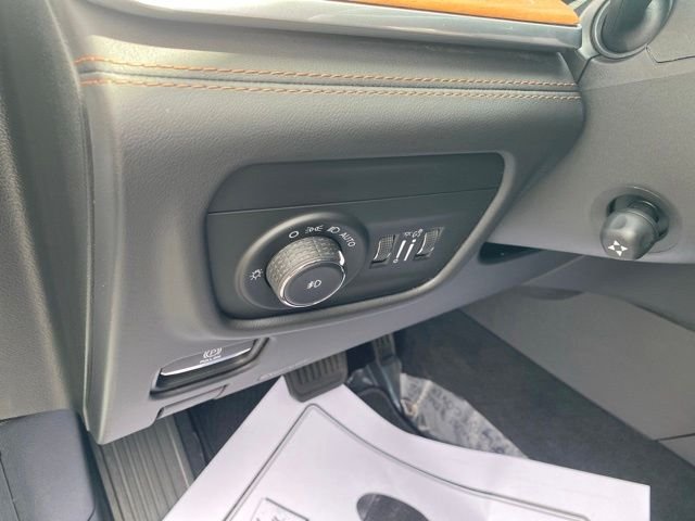 Used 2023 White Jeep Summit Reserve image 17