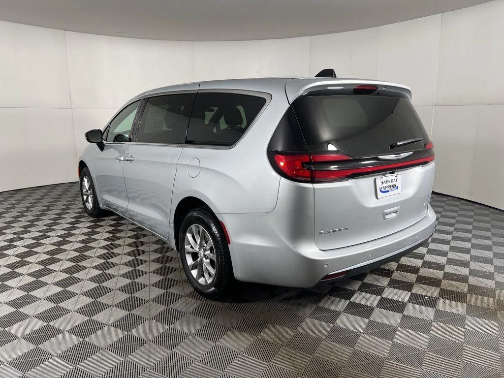 Used 2026 Silver Mist Clearcoat Chrysler Select image 7