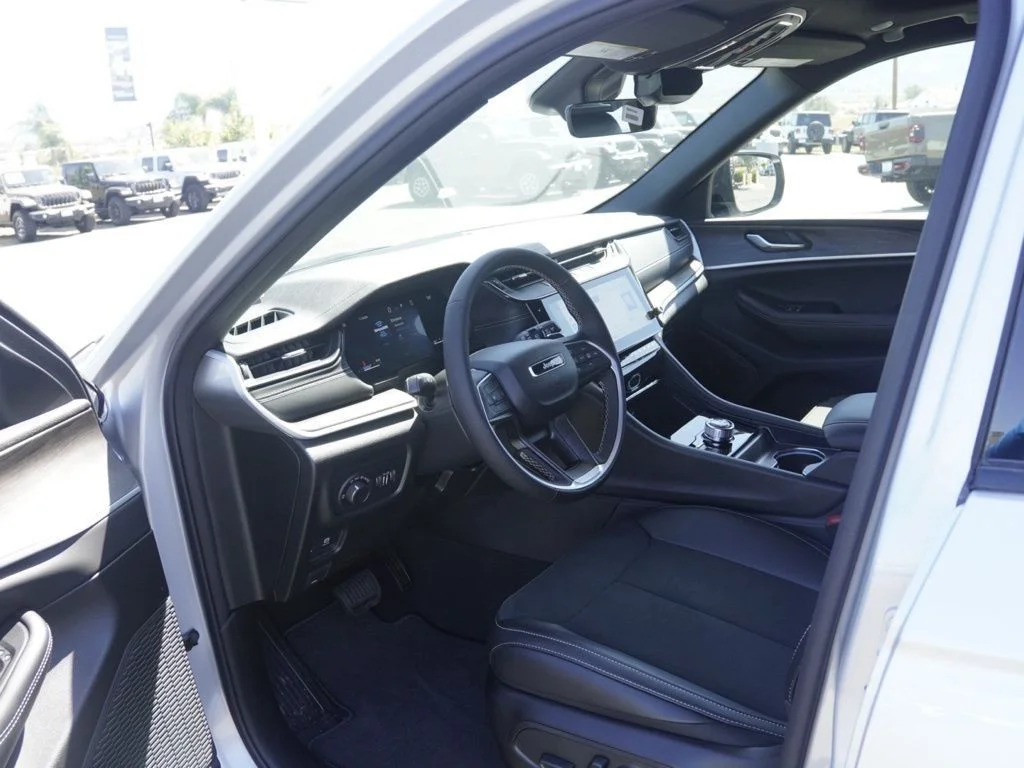 New 2026 Silver Zynith Exterior Paint Jeep Altitude image 13