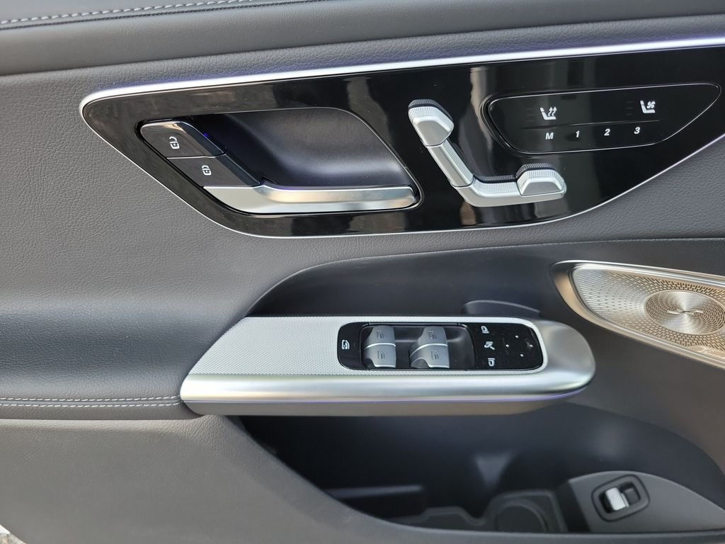 New 2027 MANUFAKTUR Moonlight White Metallic Mercedes-Benz GLC 300 image 16