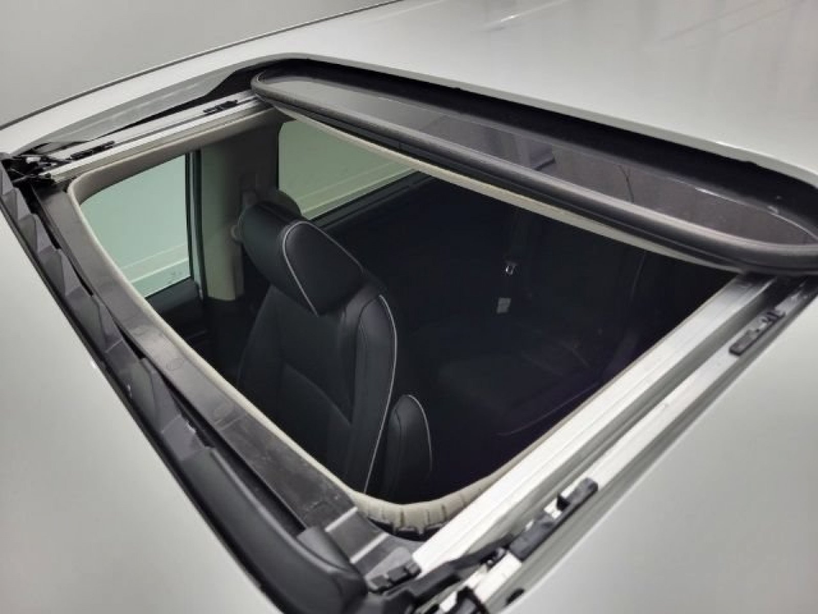 New 2026 Platinum White Pearl Honda Touring image 3