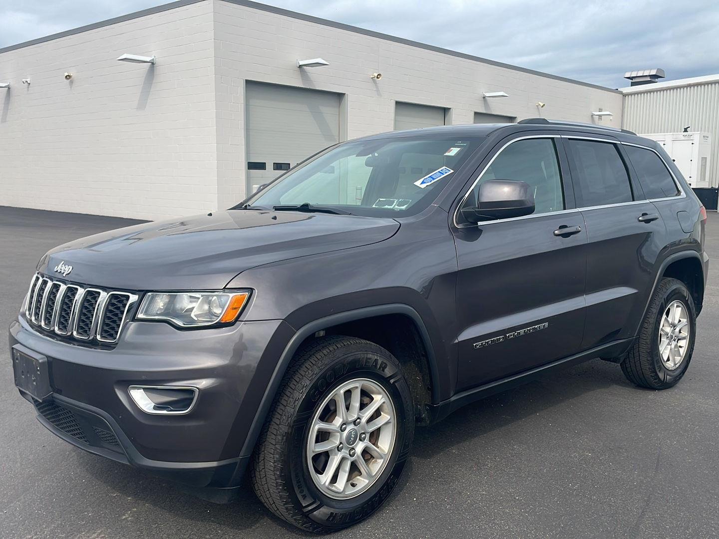 Used 2018 Granite Crystal Metallic Clearcoat Jeep Laredo E image 7