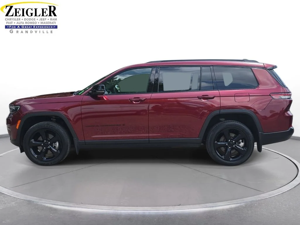 Used 2023 Red Jeep Altitude image 8