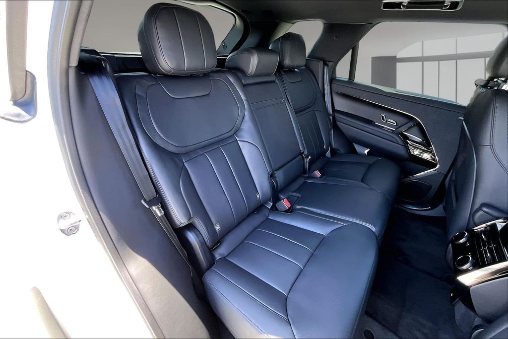 New 2026 FUJI WHITE Land Rover Dynamic SE image 10