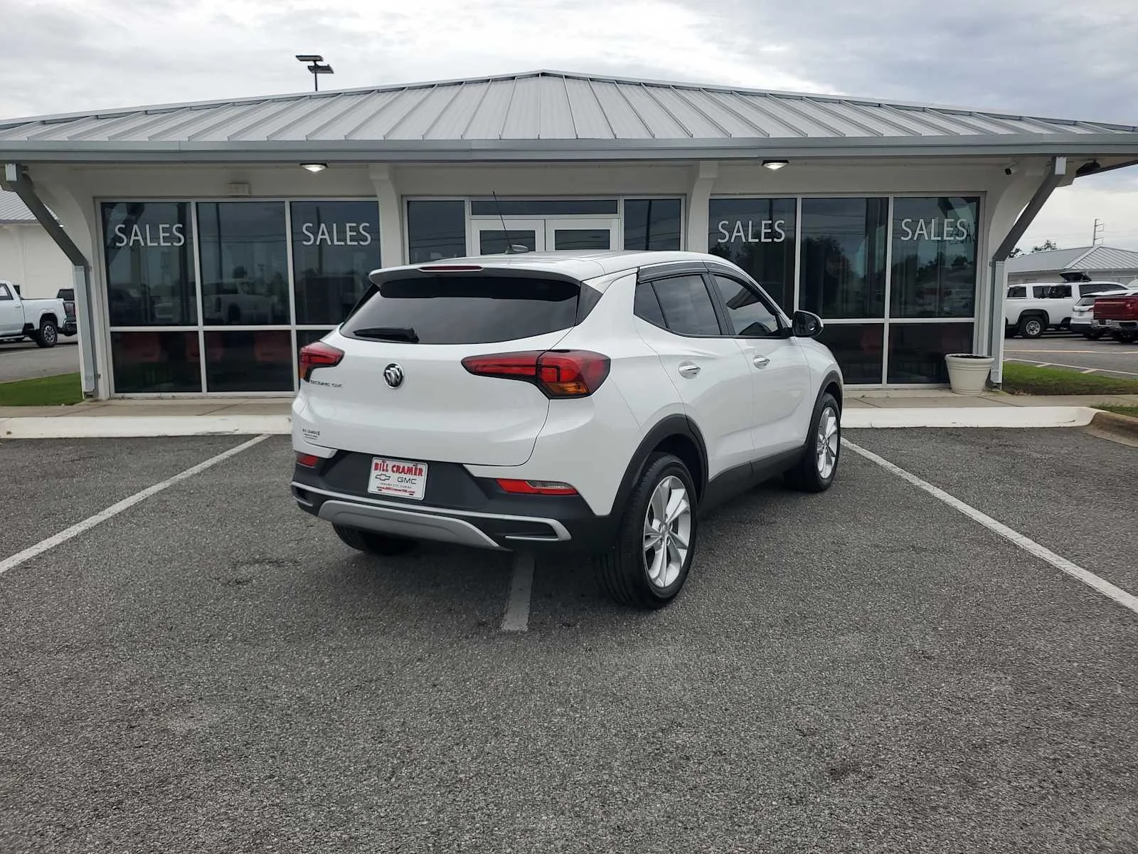 Used 2023 SUMMIT WHITE Buick Preferred image 7