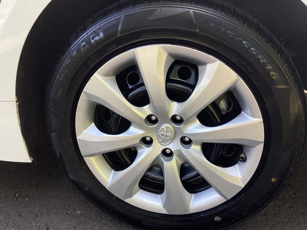 Used 2020 White Toyota LE image 5